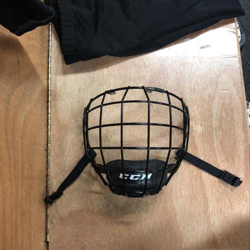 BARELY USED CCM FM580 Black Hockey Cage Medium