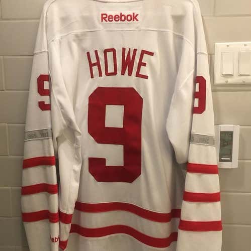 Gordie Howe #9 Detroit Red Wings Size Large
