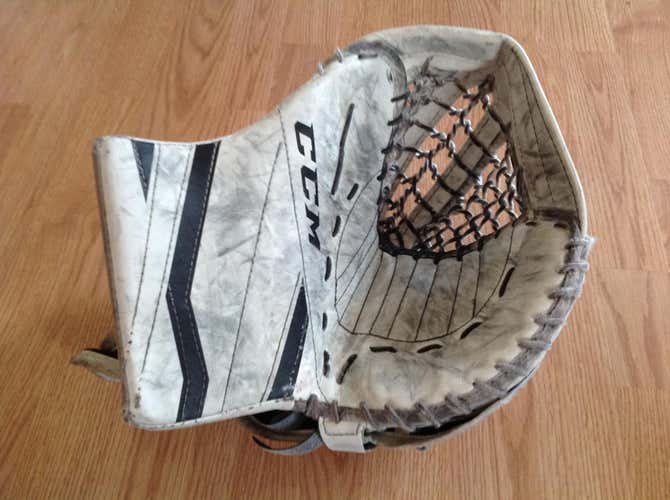 CCM Extreme Flex III E3.5 Goalie Glove Regular Junior