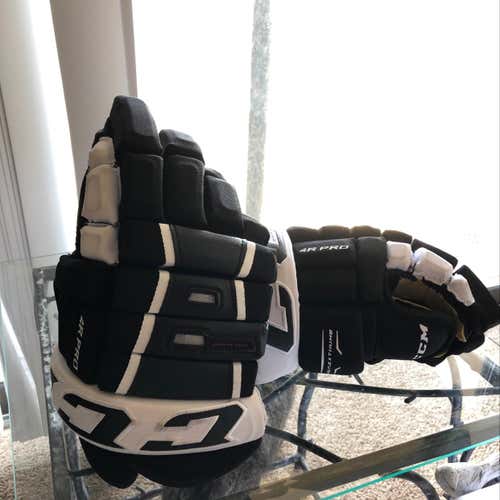 Used - CCM 4R Pro Black/White