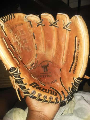 Mizuno Glove
