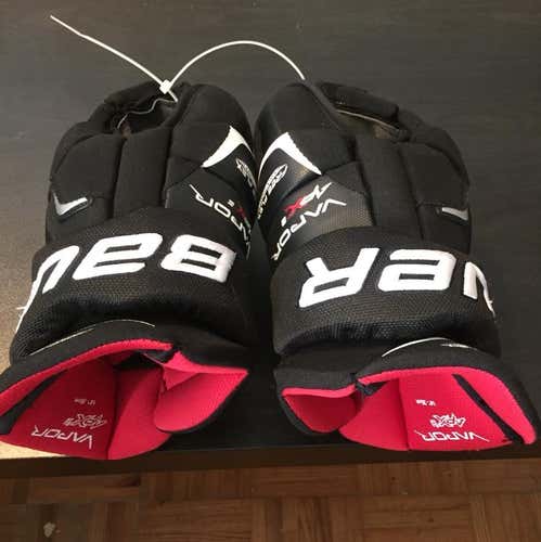 LIKE NEW- Bauer Apx2 Gloves