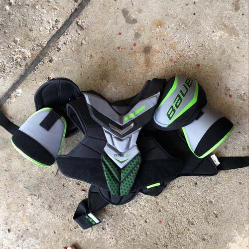 Bauer One.6 Shoulder Pads Sr. Large