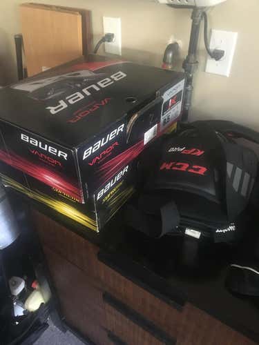 New Bauer Vapor 1X and 1S Goalie Skates Senior Size 8.5