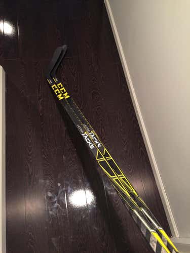 (2 pack) New  CCM UltraTacks Pro Stock, RH, P19 Curve, 85 FLEX