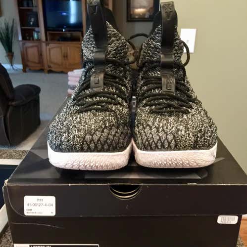 LEBRON XV Basketball Shoes