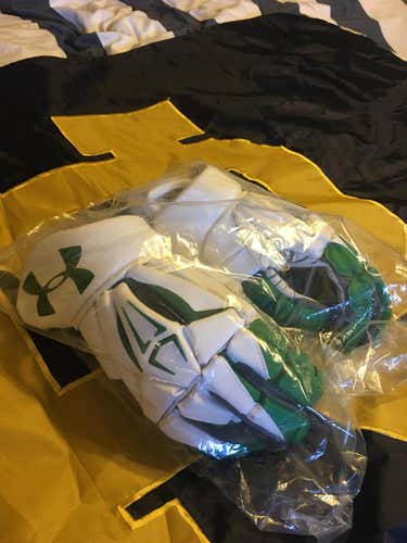 Notre Dame Team Issue: 2018 White/Green Under Armour Command Pro 2 Gloves
