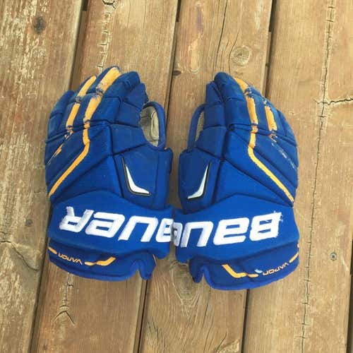 Pro Stock Bauer APX2 Gloves From College Of St. Scholastica