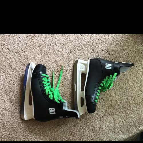CCM Champion 90 Senior Skates
