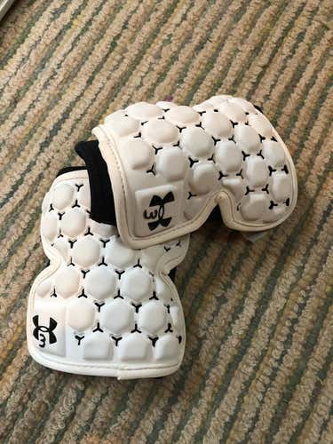 New Under Armour Defense Arm Pads - Hobart College