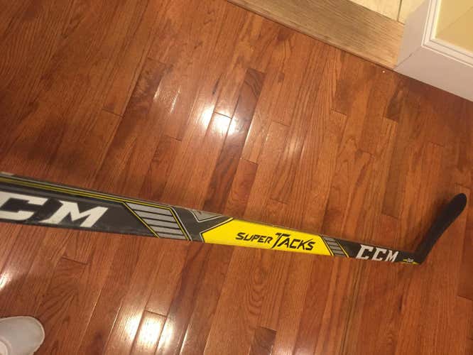 Pro Stock CCM Super Tacks Stick Lefty Mid (P90) 85 Flex Senior (Grip)