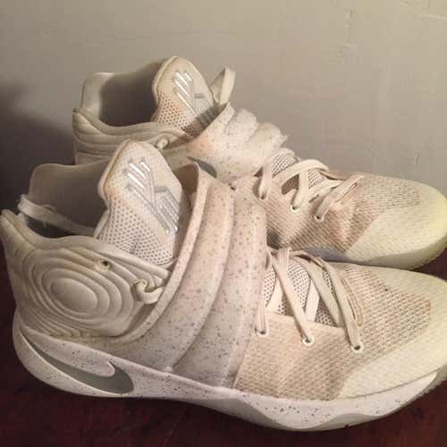 Used Men’s Kyrie 2 Basketball Shoes