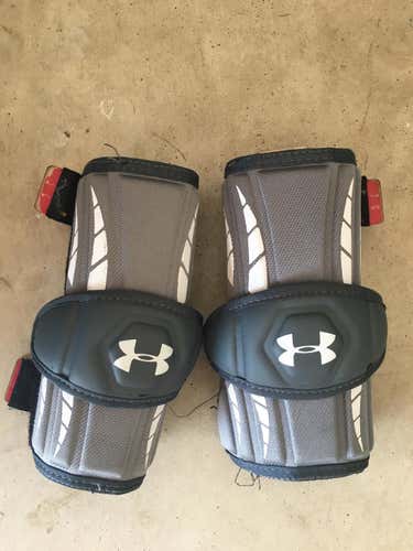 Under Armour Arm Pads / Brine STr Helmet