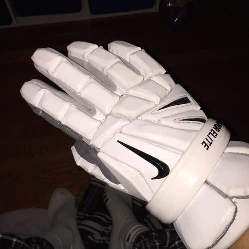 White Nike Vapor Elite 3’s
