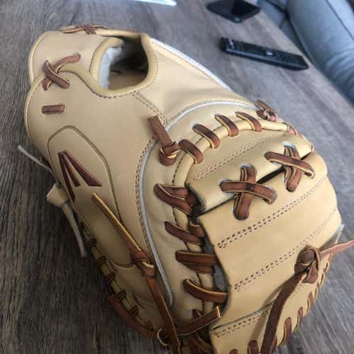 Easton Legacy Elite Catchers Mitt 33.5”