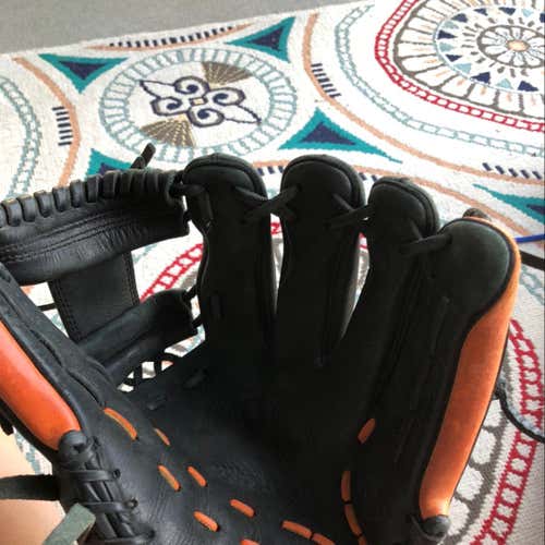 Mizuno Black Infielders Glove
