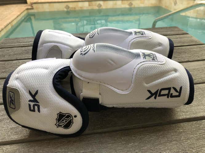 New w/o tag Reebok Elbow Pads Size 4 (small)