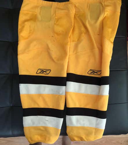 Reebok gold white stripe socks