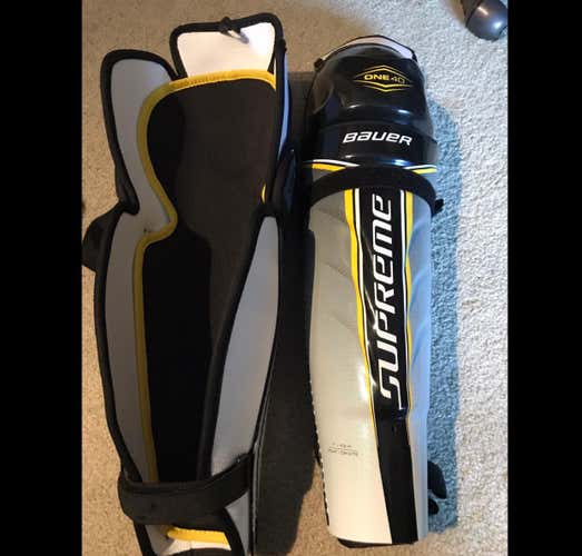 Bauer One40 Shin Pads Senior 17"