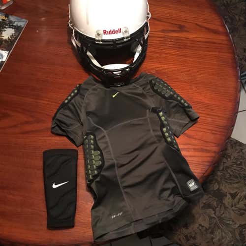 Riddell 2012- 10 Year Life Recertification Large Football Helmet And Padded Wear