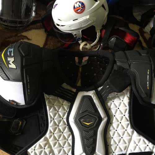 Ccm Ultra Tacks Shoulder Pads Medium