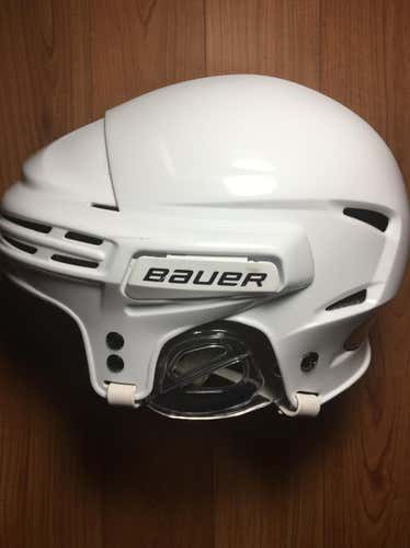 White Bauer 7500 Senior Hockey Helmet Medium