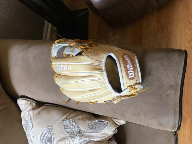 Like New Wilson A2000