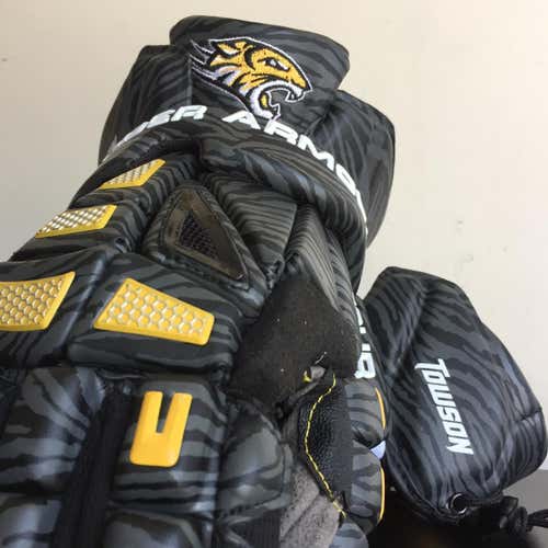Under Armour Towson Tiger Striped Gloves L