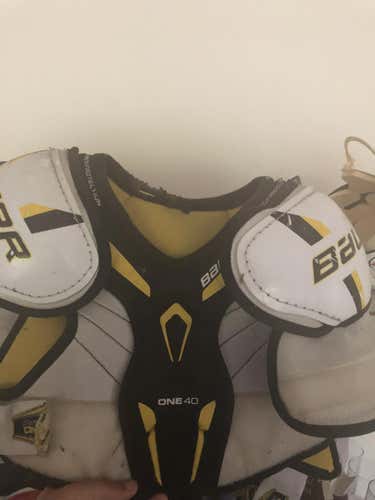 One40 shoulder pads medium