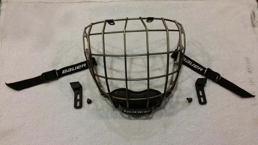 Bauer Re-Akt Titanium Cage - size M