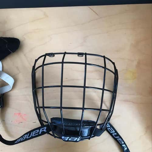 Bauer IIV youth Cage.