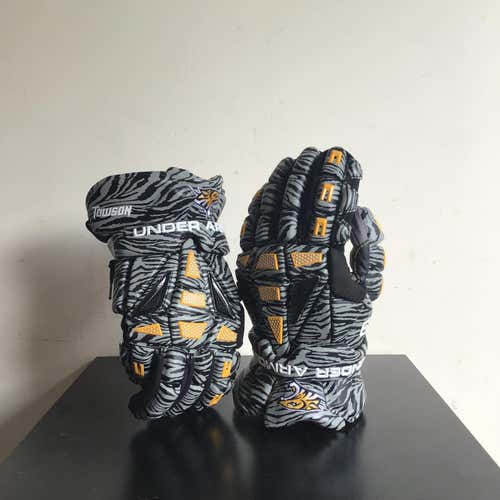 Under Armour Towson Tiger Striped Gloves L