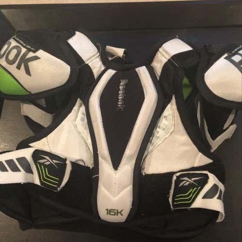 Reebok 16K Jr. Size Medium Shoulder Pads