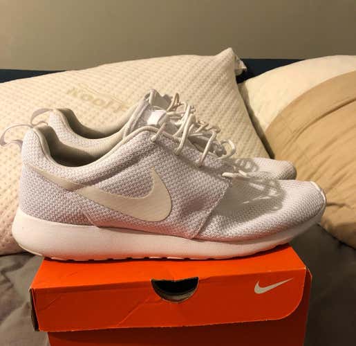 All White Nike Roshe Run | 11.5