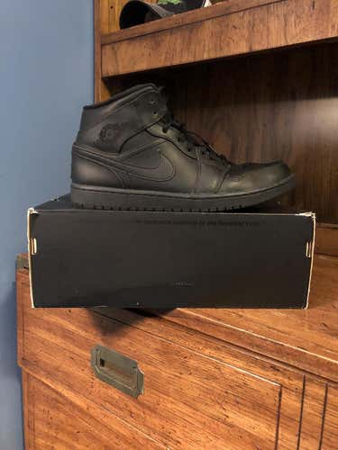 Jordan 1 mid Triple Black