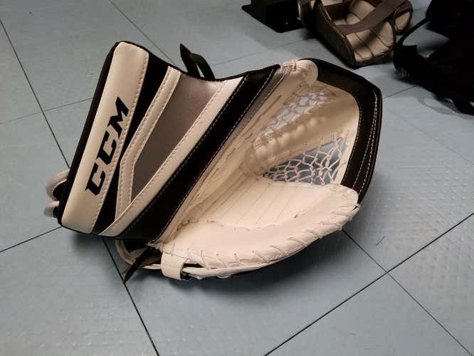 USED ONCE ON ICE....... CCM Extreme Flex II 860 Goalie Glove Regular Senior