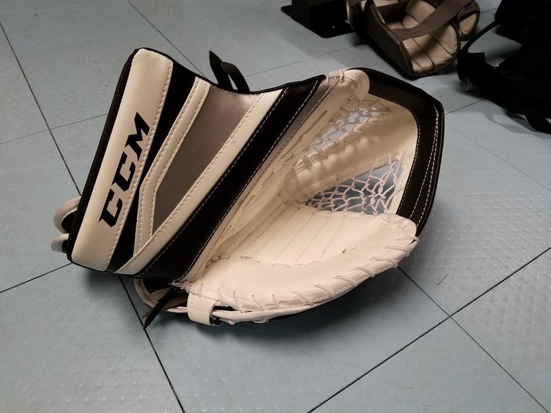 USED ONCE ON ICE....... CCM Extreme Flex II 860 Goalie Glove Regular Senior