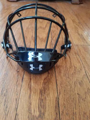 Under Armour Box Cage & Chin Strap