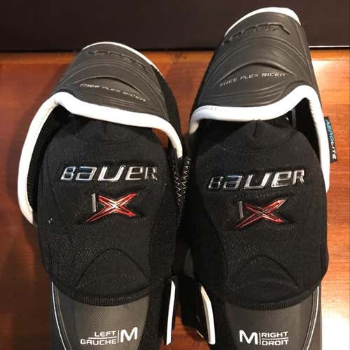 Bauer 1X Elbow Pads New Without tags Size Sr. Medium