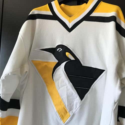 Vintage Pittsburgh Penguins Size Large Jersey