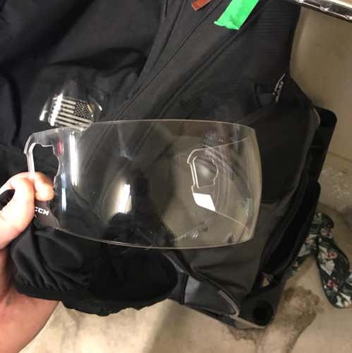 CCM Revision visor, Straight, Clear, With Fast Clips VR25T