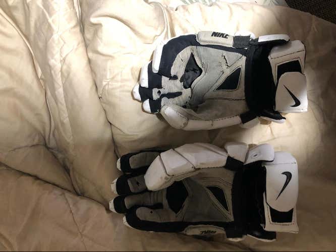 Used White Nike Vapor Gloves