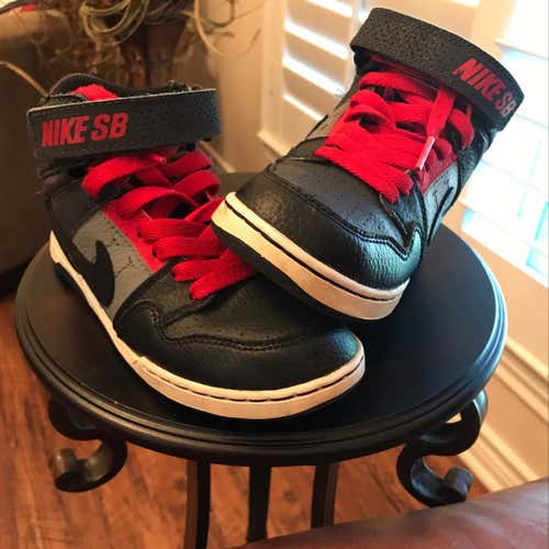 Boys Youth Black/Gray/Red Nike SB Mogan Mid 2 Jr Skateboarding