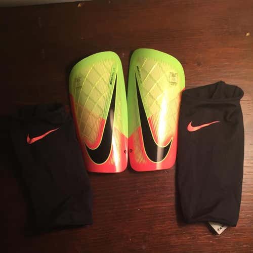 Nike Men’s Medium Mercurial Lite Shin Guards With Sleeves