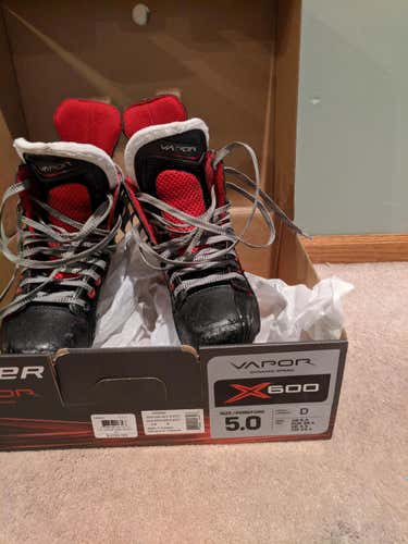 GENTLY USED Bauer Vapor X600 Skates Junior Size 5