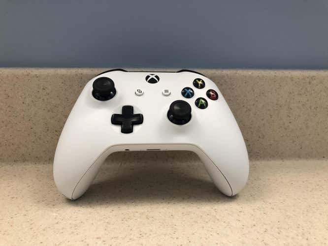 2 Xbox controllers and headset for @groundballs