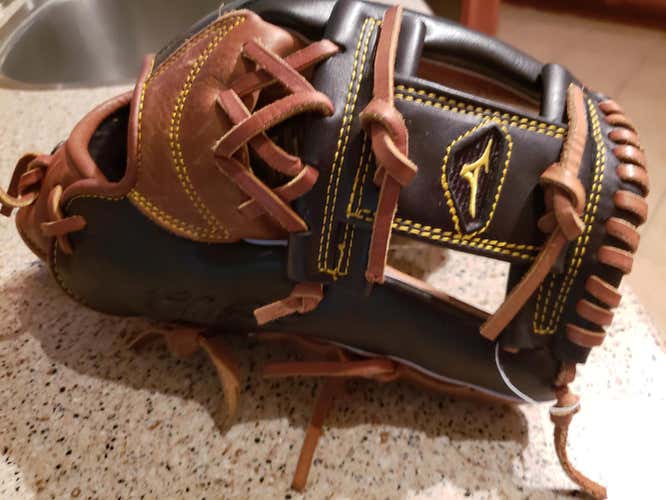 Mizuno Classic Pro Soft Baseball Glove Series