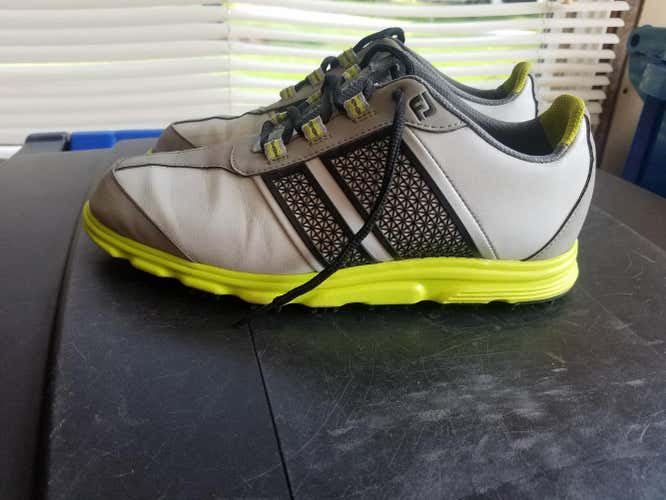 Boys FootJoy golf shoes-  size 5 medium