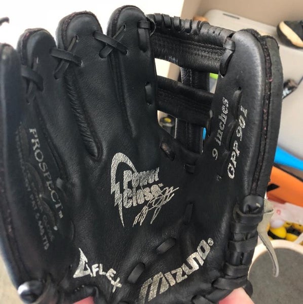Mizuno 9 Inch - Left Hand Throwing