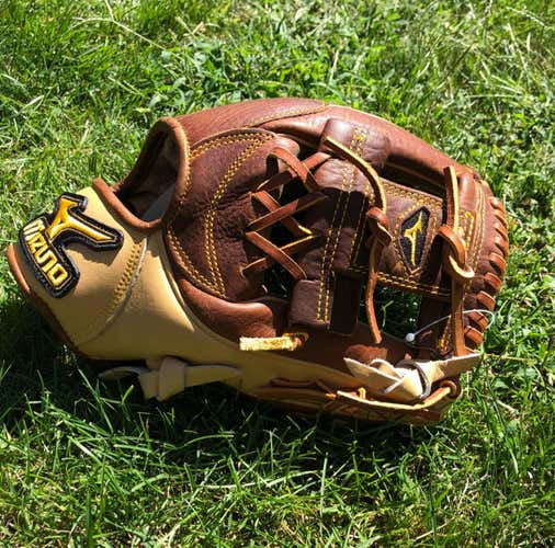 Mizuno Classic Pro Soft 11.25” Mitt (GCP40SRG)